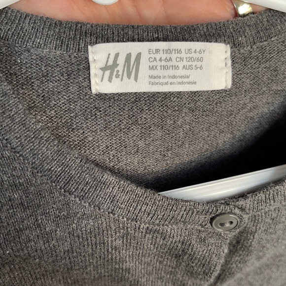 Girls H&M gray cardigan cotton sweater. Like new. Size 4-6Y. - Picture 6 of 6